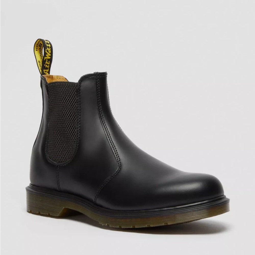 DR. MARTEN SMOOTH LEATHER CHELSEA BOOTS